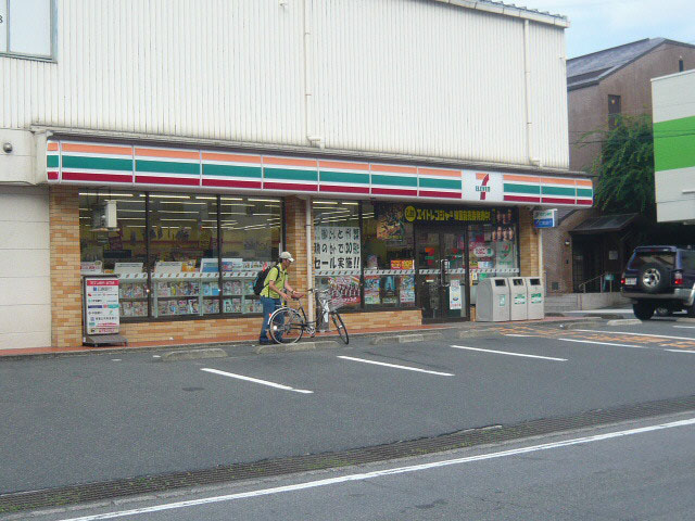 コンビニ　セブンイレブン広島戸坂中町店（コンビニ）まで743m