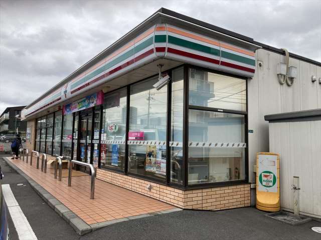 コンビニ　セブンイレブン（コンビニ）まで687m