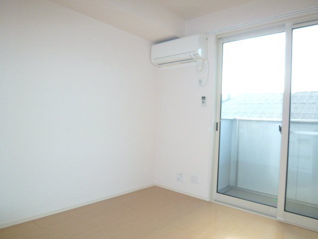 居室・リビング　バルコニーに面していて明るいダイニングキッチン♪