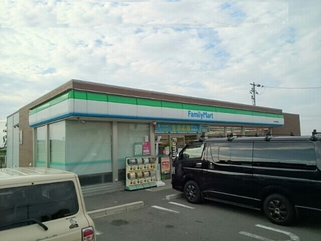 コンビニ　ファミリーマート様（コンビニ）まで300m