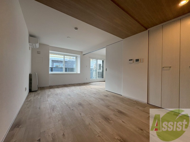 居室・リビング　リビングです。窓が大きくて明るいですね！