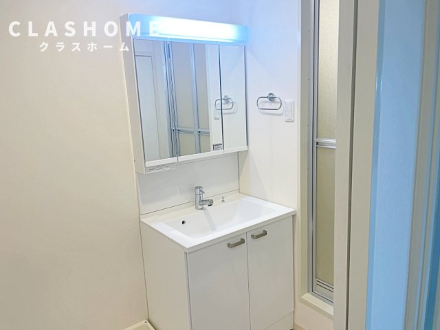 洗面設備　同物件の別部屋になります。