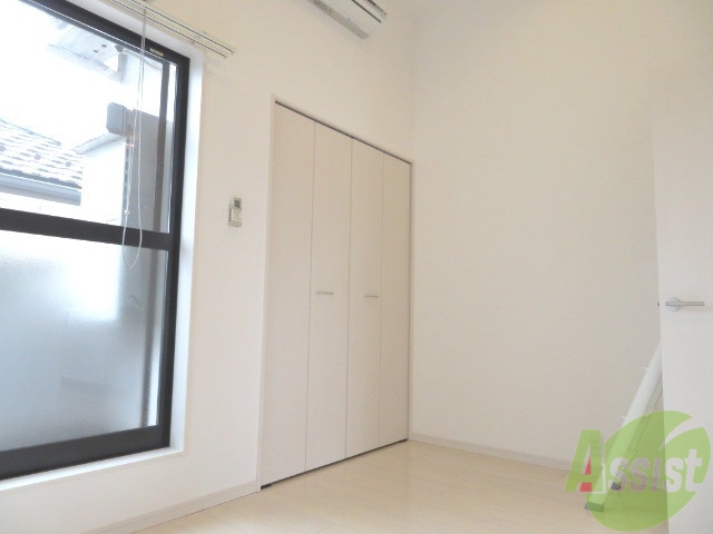 その他部屋・スペース　寝室には窓があるので、朝の目覚めが良さそうです。