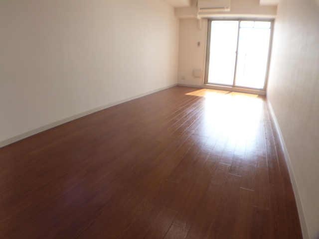 居室・リビング　南向き、2面採光の明るい洋室