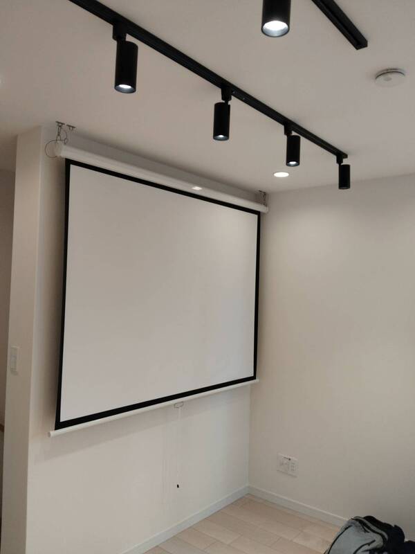 その他設備　プロジェクタースクリーン