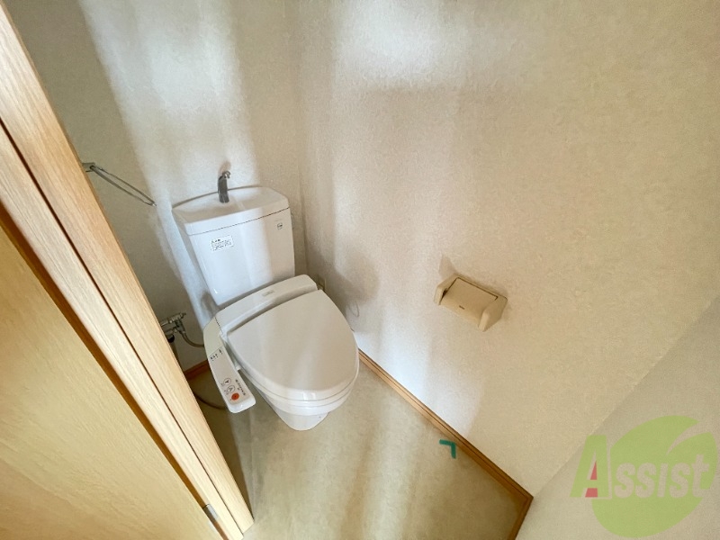 トイレ　嬉しいウォシュレット機能付きです。シャワートイレは便利です。