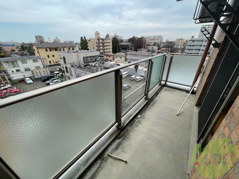 バルコニー　バルコニーがあるので洗濯物は外に干せそうですね。