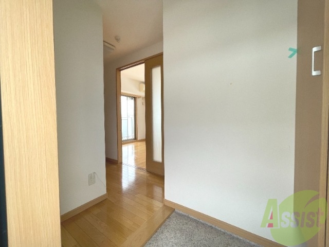 玄関　玄関から撮影しました。敷居が高くなくて安心ですね。