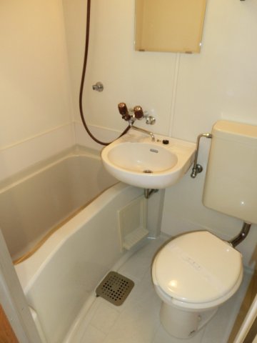 バス・シャワールーム　清潔感のあるバスルーム。