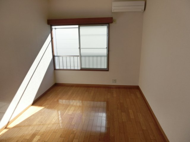 居室・リビング　南向きの明るい室内。