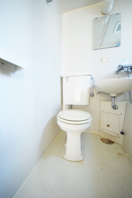 トイレ　～スマホポチポチ～