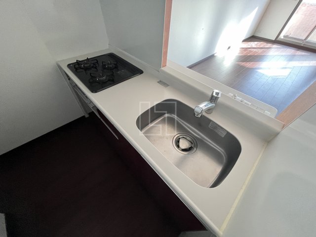 キッチン　グランカーサ難波元町　3口ガスシステムキッチン（グリル付き）