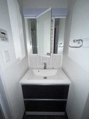 洗面設備　グランカーサ難波元町　独立洗面台（3面鏡）