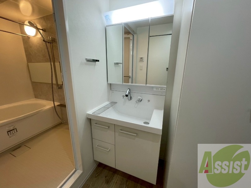 洗面設備　大きくて使いやすそうな独立洗面台になっています。