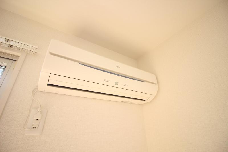 その他設備　8帖洋室のエアコン