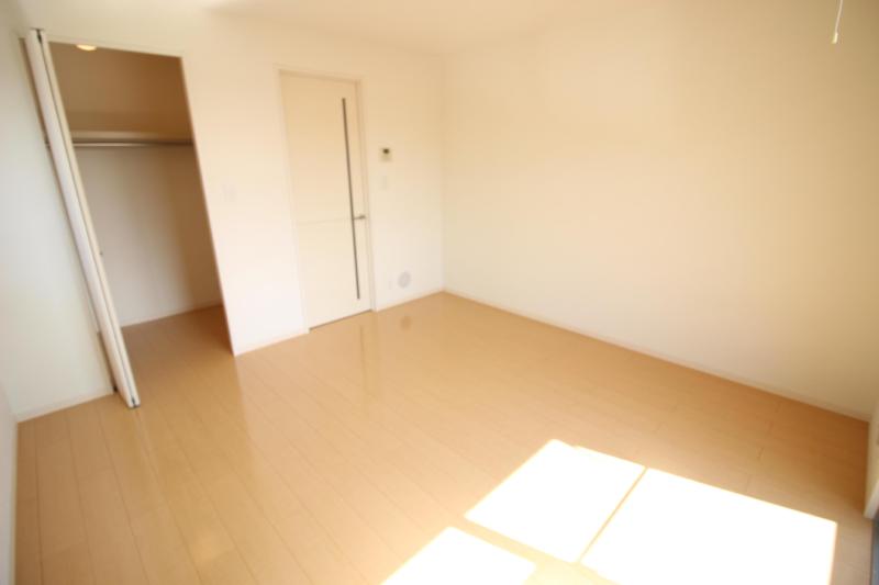 居室・リビング　８帖洋室　エアコン付き、収納有