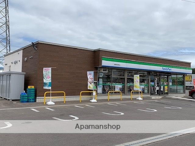 コンビニ　ファミリーマート（コンビニ）まで586m