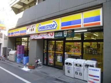 スーパー　いなげや新宿小滝橋店（スーパー）まで323m