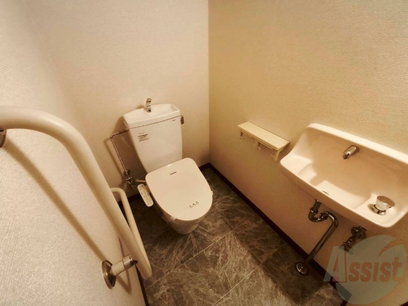 トイレ　こちらはトイレです。清潔感があり、安心して使用できます。