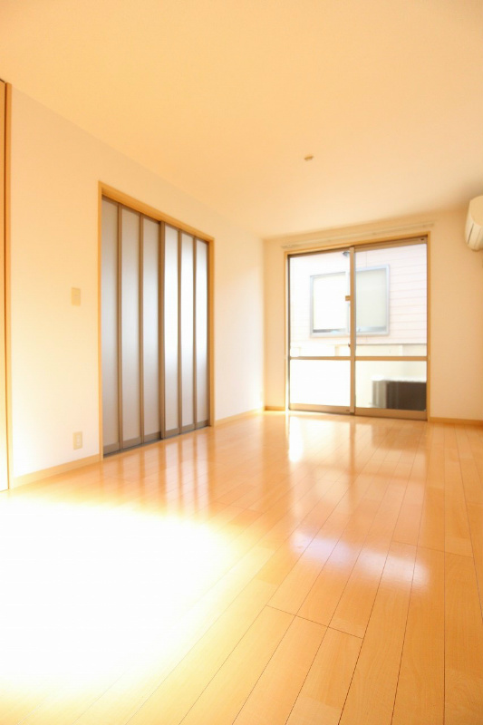 居室・リビング　※別号室の写真です。13.2帖と広めのLDKです。