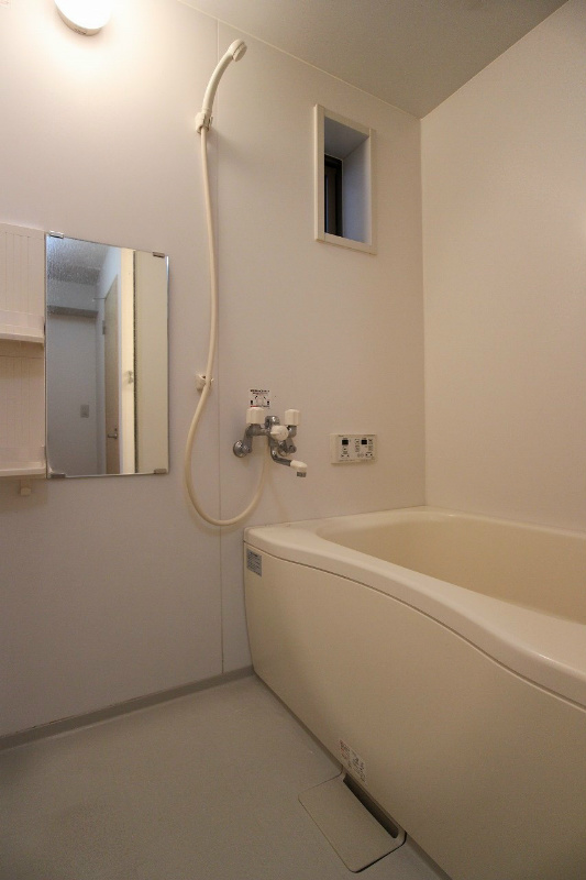 バス・シャワールーム　※別号室の写真です。追い焚き機能付きの浴室です。