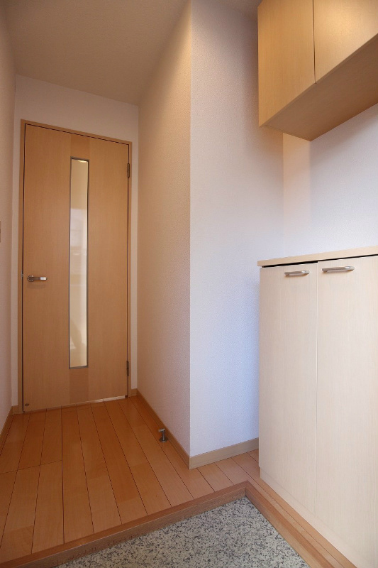 玄関　※別号室の写真です。シューズボックス付きです。