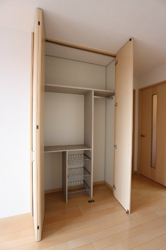 収納　※別号室の写真です。収納力の高いクローゼットです。