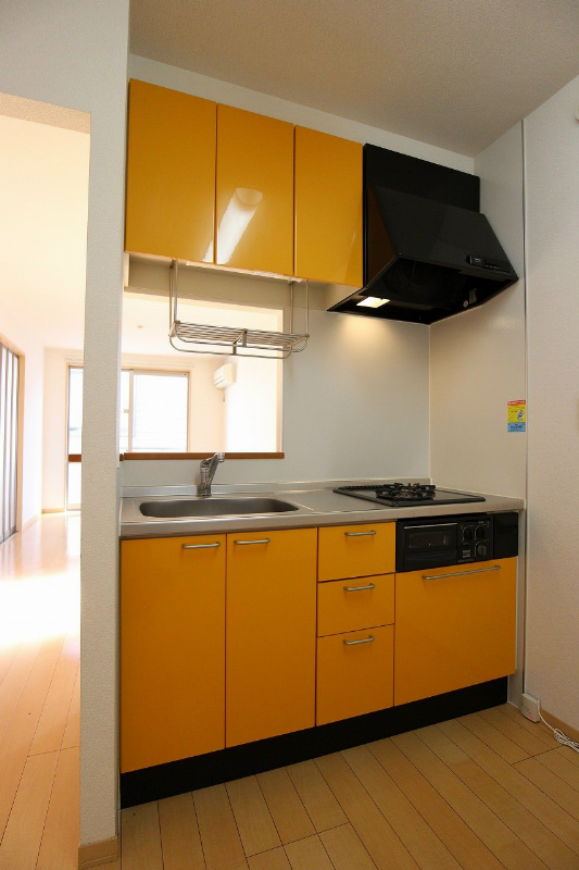 キッチン　※別号室の写真です。システムキッチンなので使いやすいですね。