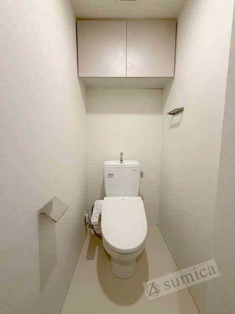 トイレ　人気アイテムの温水洗浄便座。清潔感のあるトイレです。