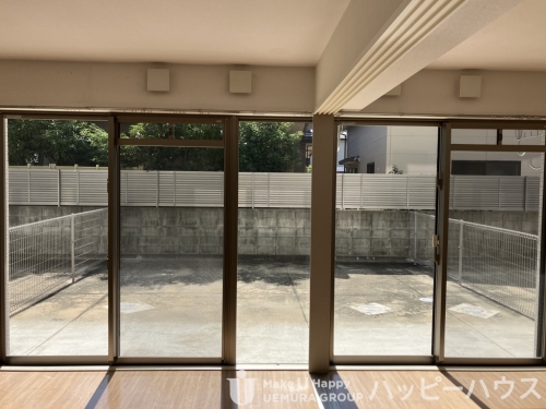 バルコニー　他物件参考画像。建具・壁・床色は異なります。現況優先。