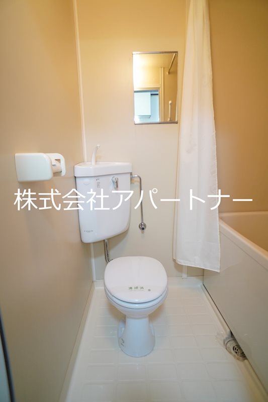 トイレ　ペーパーホルダーもしっかりついてます◎