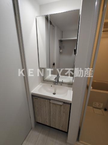 洗面設備　ゆったりとスペースのある洗面所