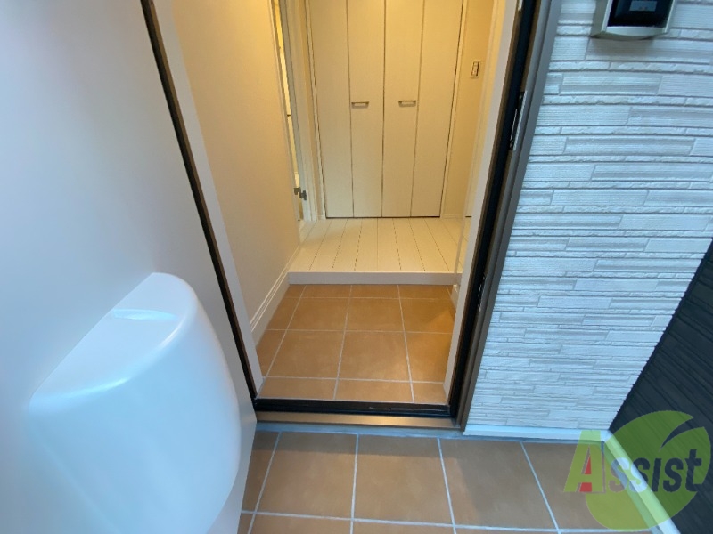 玄関　玄関から撮影しました。敷居が高くなくて安心ですね。