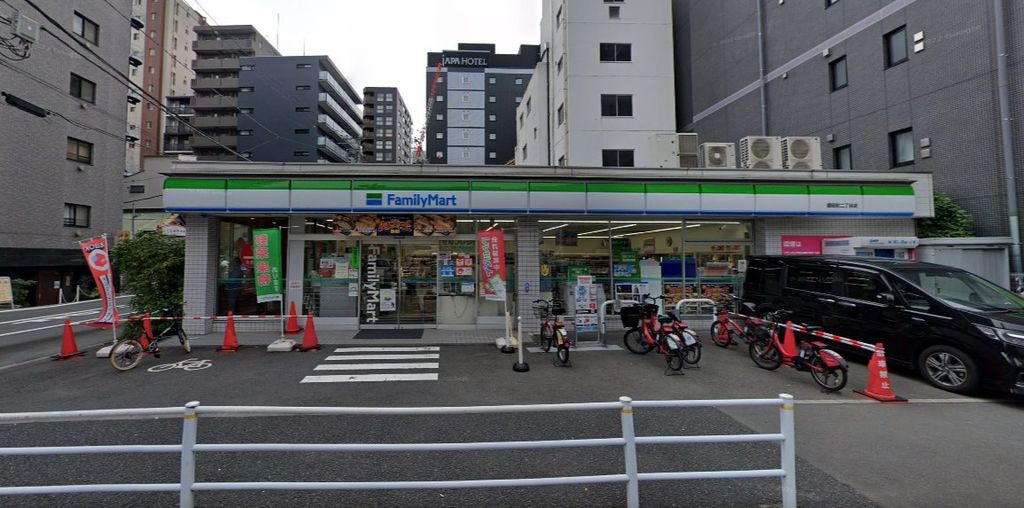 コンビニ　ファミリーマート堀留町二丁目店（コンビニ）まで140m