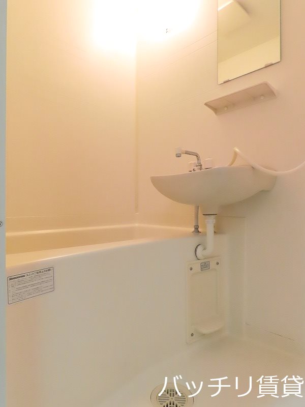 バス・シャワールーム　同型タイプの為、現状を優先致します。