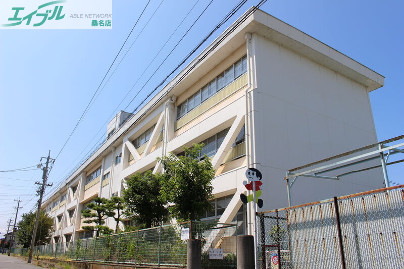 小学校　桑名市立益世小学校（小学校）まで726m