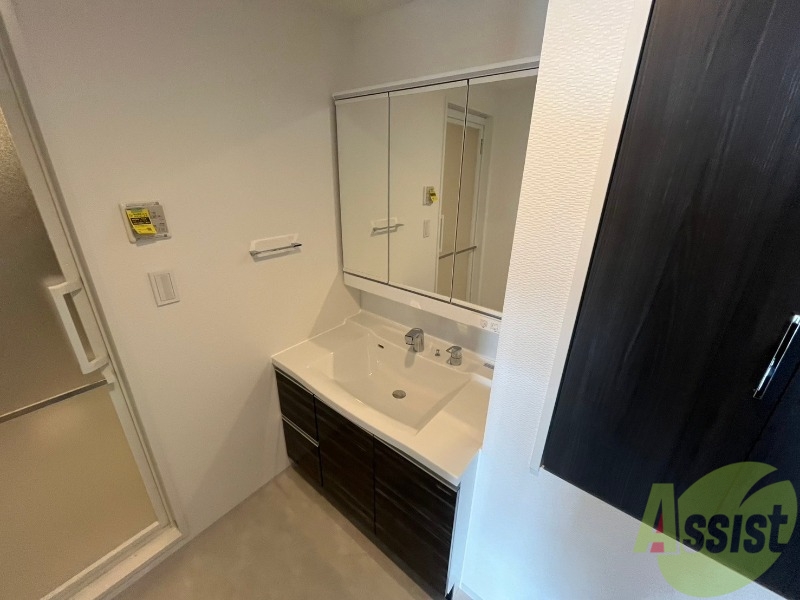 洗面設備　独立洗面台です。大きくてよいですね。シャンプーもできます！