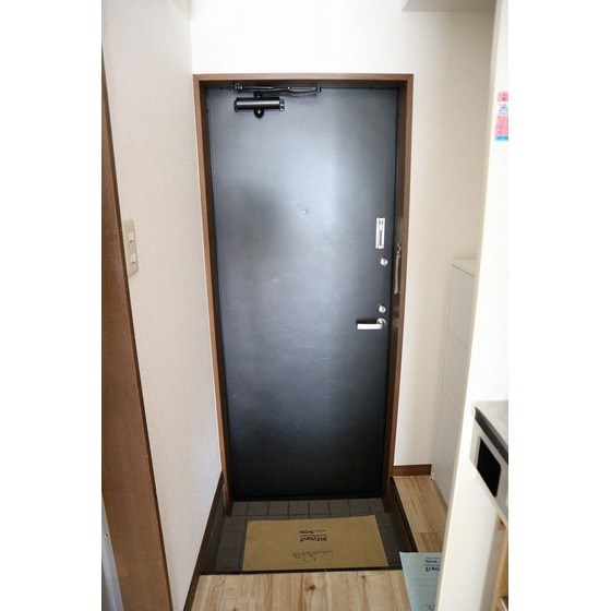 玄関　※写真は同タイプの別のお部屋の物