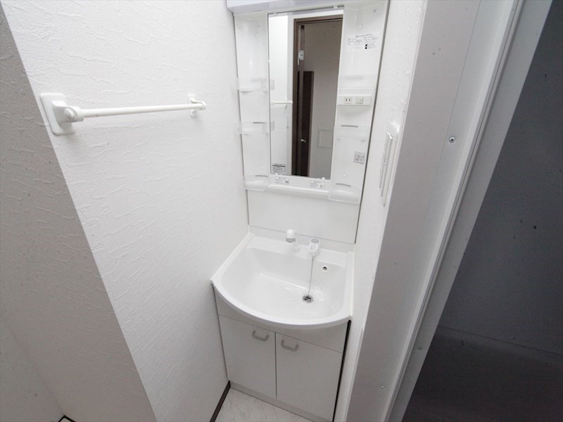 洗面設備　脱衣所　独立洗面台（シャンプードレッサー付）収納スペース有