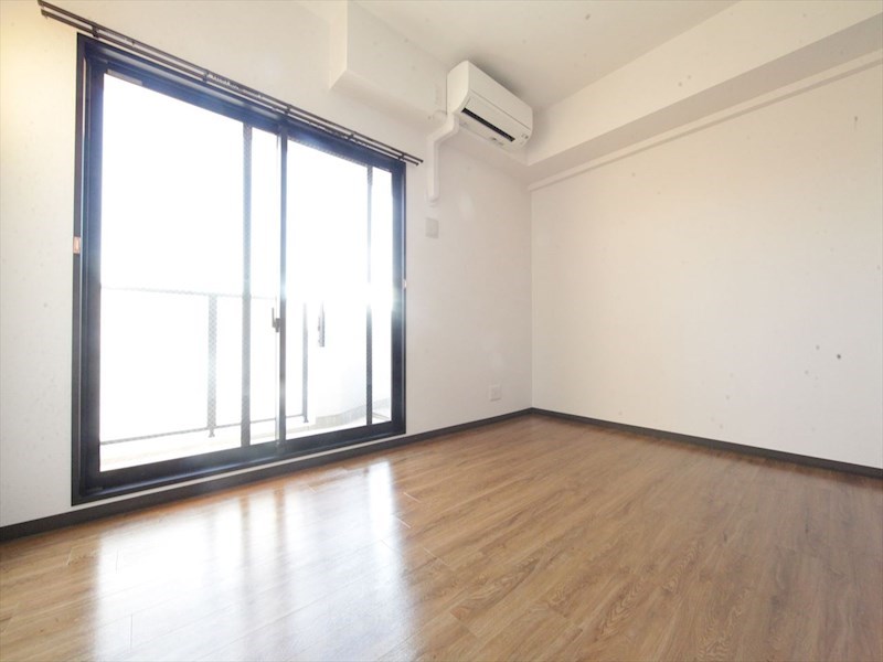 バルコニー　洋室7帖　エアコン完備　南面バルコニー