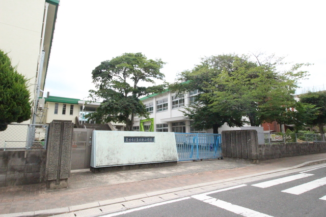 小学校　直方北小学校（小学校）まで700m