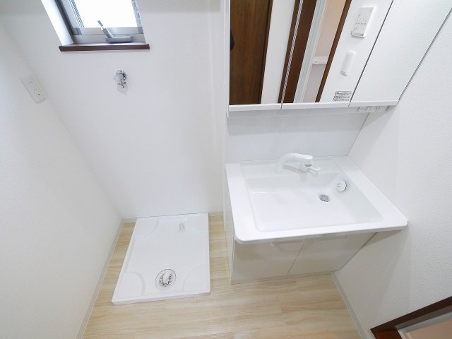 洗面設備　使いやすい独立洗面台です