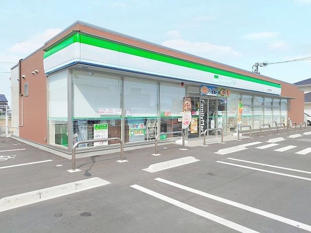 コンビニ　ファミリーマート（コンビニ）まで750m