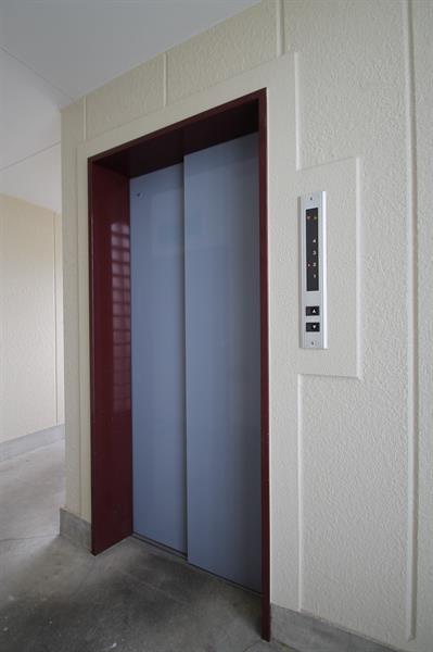 エントランス　エレベーター付きマンション