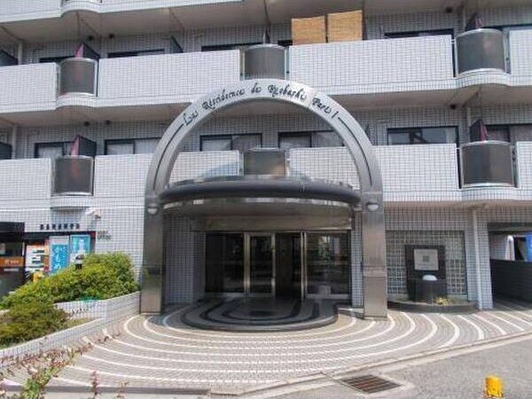 エントランス　エレベーターは2基です！