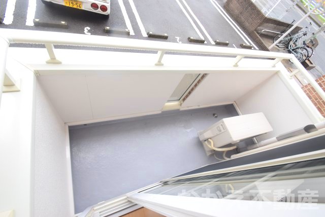 バルコニー　暖かな日差しのふりそそぐバルコニー