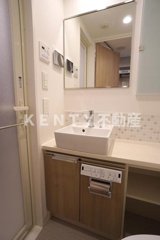 洗面設備　明るい洗面所です