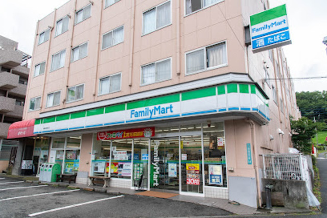 コンビニ　ファミリーマート多摩連光寺店（コンビニ）まで418m