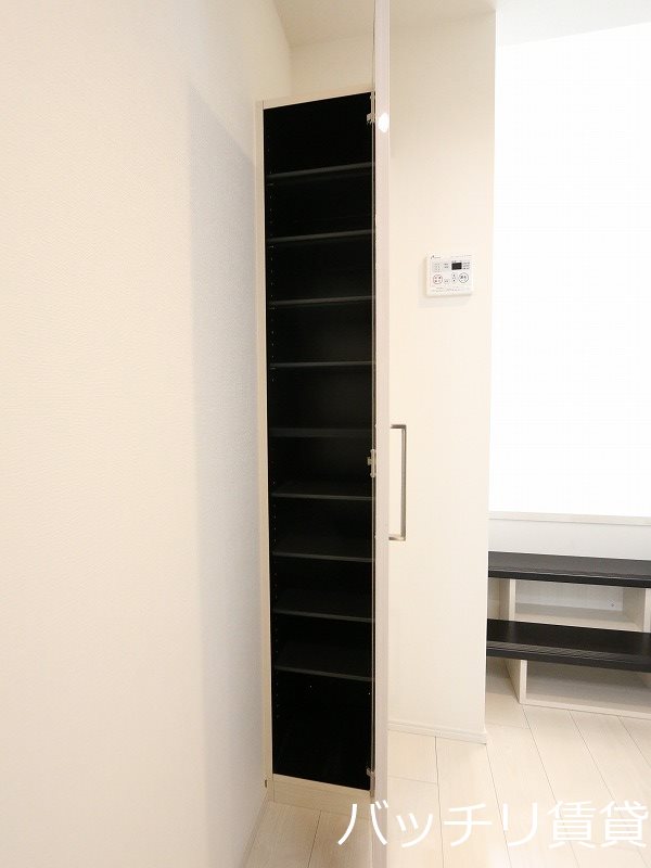 玄関　別号室タイプの為、現状を優先致します。別号室タイプの為、現状