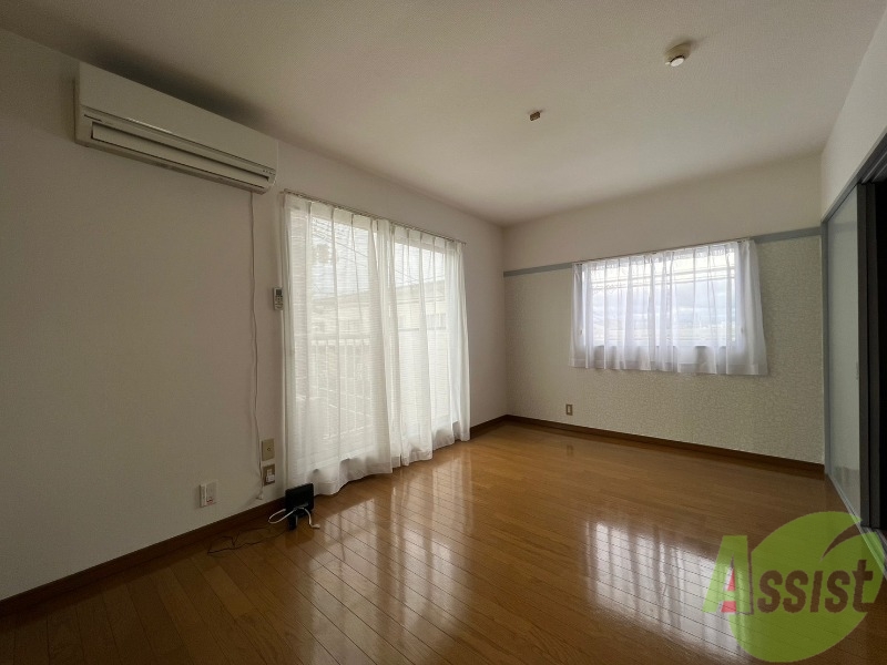 居室・リビング　角部屋のため窓が２面ですので、日当たり良好です。